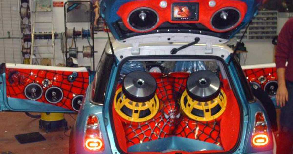 Mega stereo e musica ''a palla'': a Bari sfida tra auto a colpi di decibel